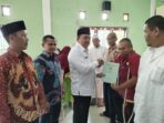Marzuki Hamid Serahkan Sertifikat Tanah kepada 9 Kepala Keluarga