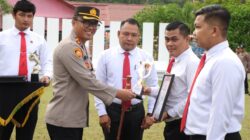 Kapolres Aceh Selatan Serahkan Penghargaan Kepada 30 Personel Terbaik